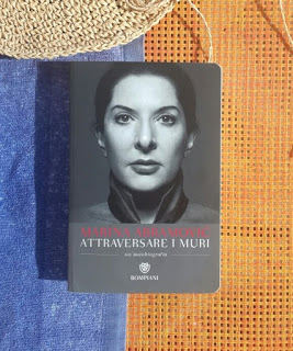 “ATTRAVERSARE I MURI” di Marina&nbsp;Abramovic